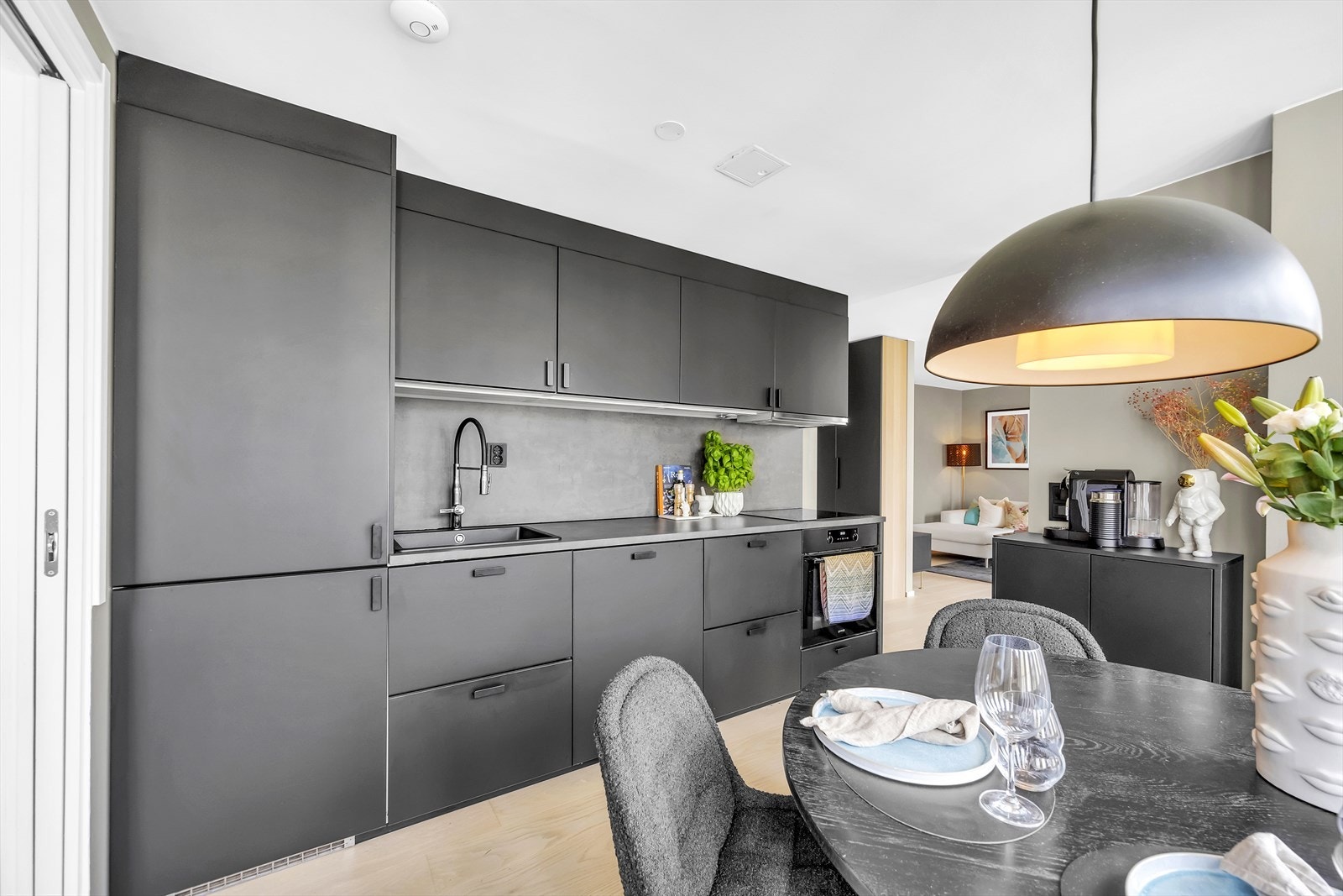 Hvitevarene er integrerte og består av platetopp, stekeovn, oppvaskmaskin og kjøl/fryseskap Galleribilde