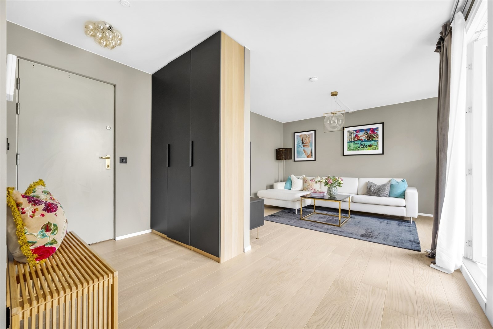 I gangen er det plass til stort garderobeskap for oppbevaring av yttertøy Galleribilde