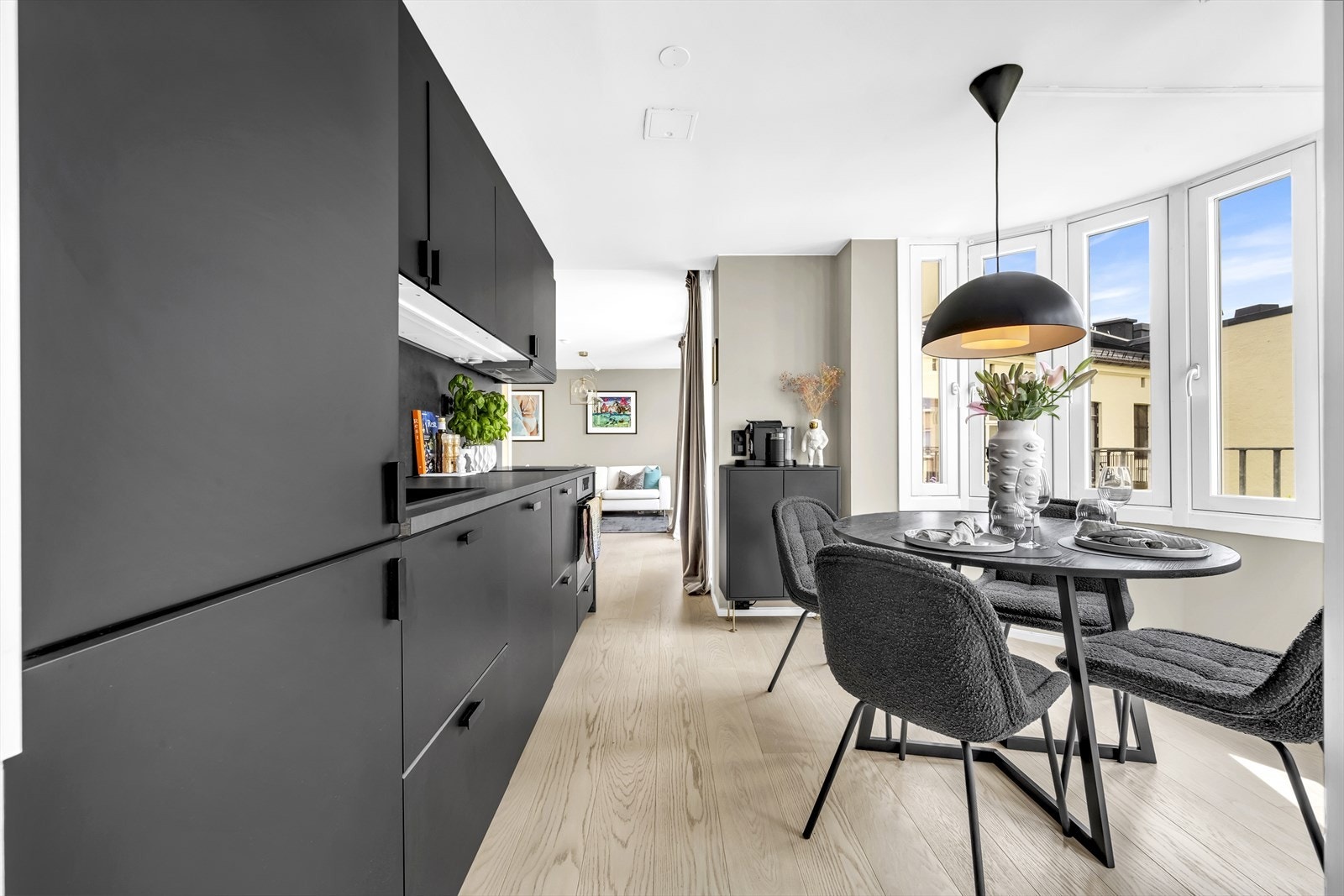 Det er godt med lagringsplass og god plass til matlaging Galleribilde