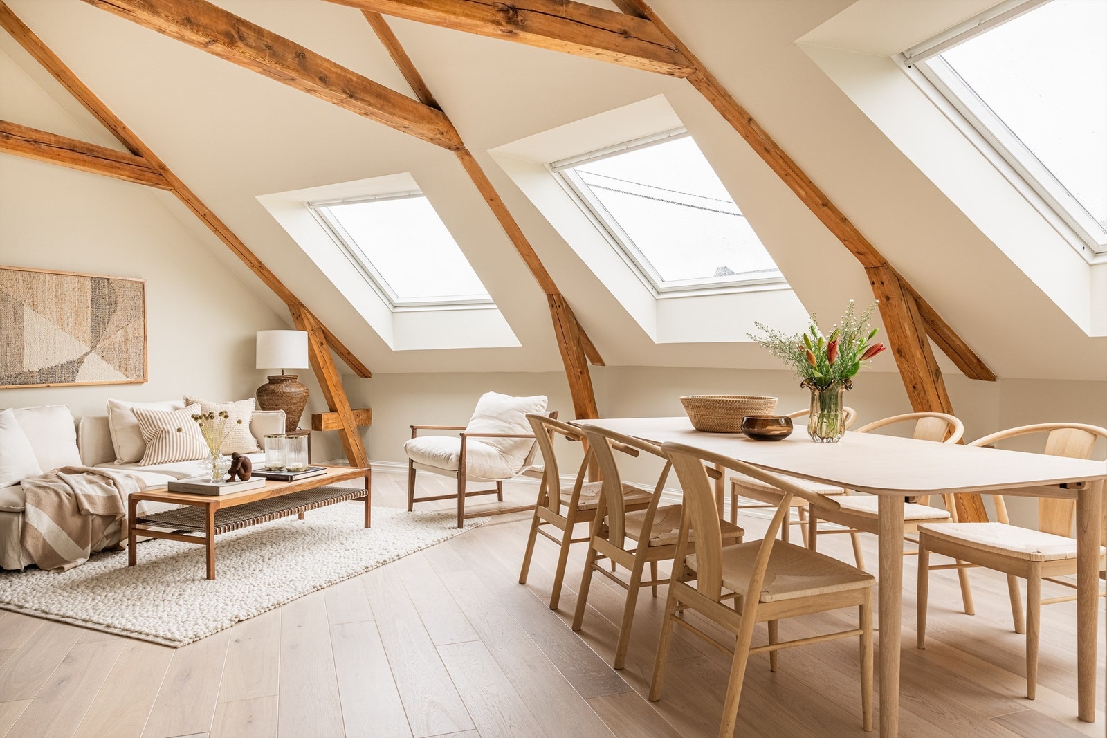 En fantastisk loftsleilighet med gjennomgående og luftig planløsning, 137 kvm gulvareal og med egen, solrik og sydvestvendt takterrasse på hele 11 kvm. Sjelden mulighet! Galleribilde