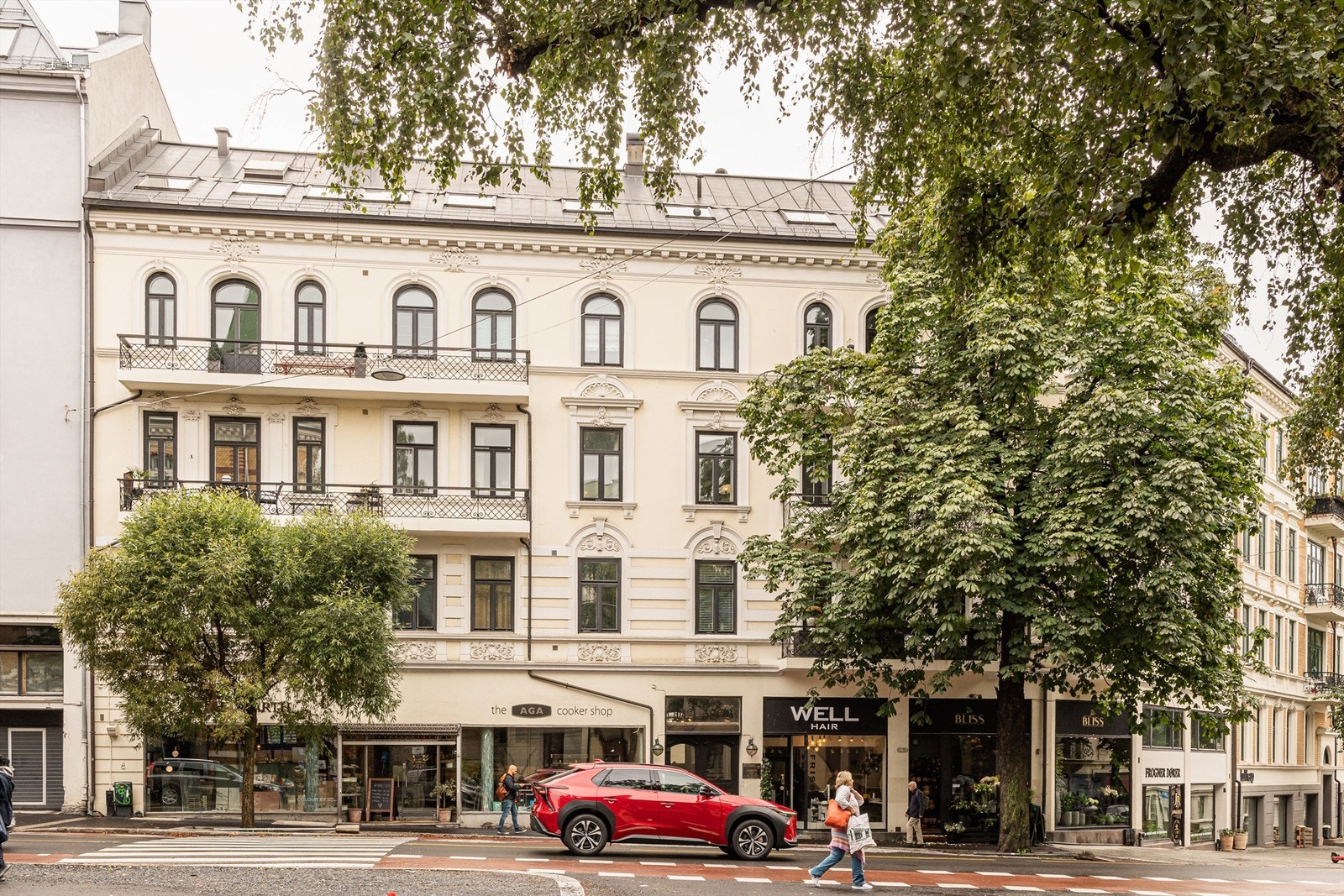 Kaféer, restauranter, gallerier, post, vinmonopol, matforretninger, interiør- og klesbutikker er i umiddelbar nærhet. Galleribilde