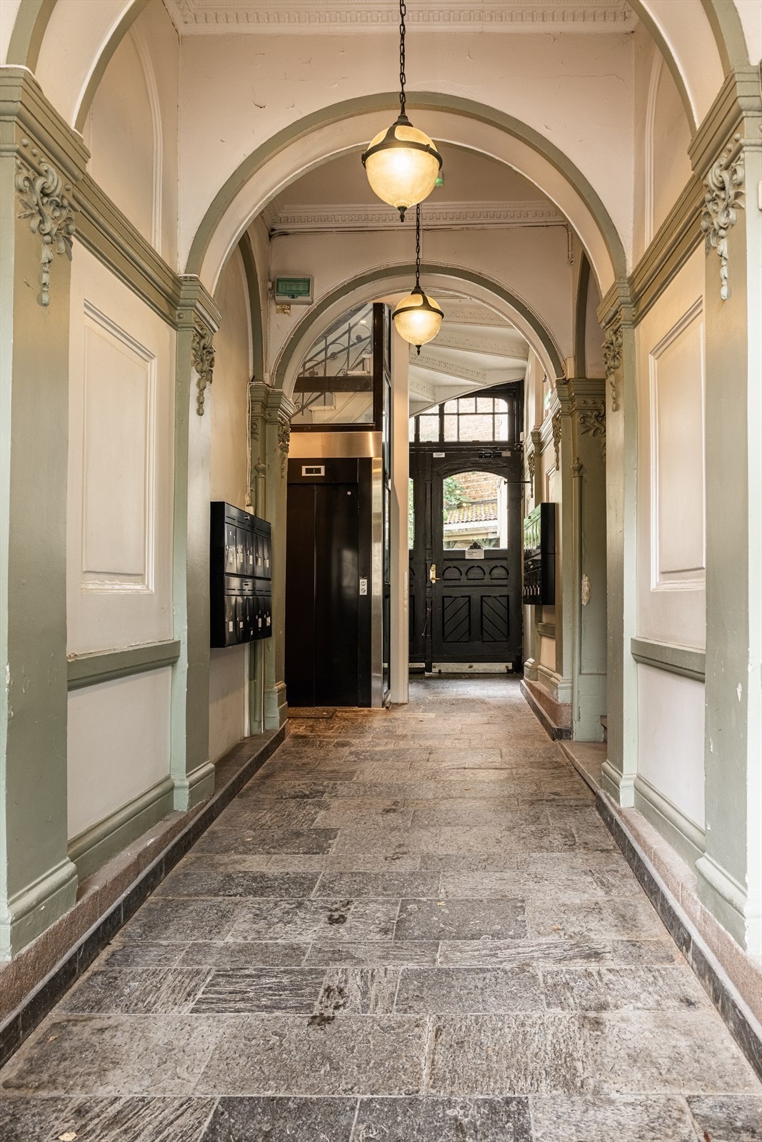 Bygdøy allé har en svært sentralt og attraktivt beliggenhet i et veletablert område på Frogner. Området er et av Oslos mest ærverdige bolig- og ambassadestrøk med utpreget arkitektur fra slutten av 1800-tallet. Galleribilde