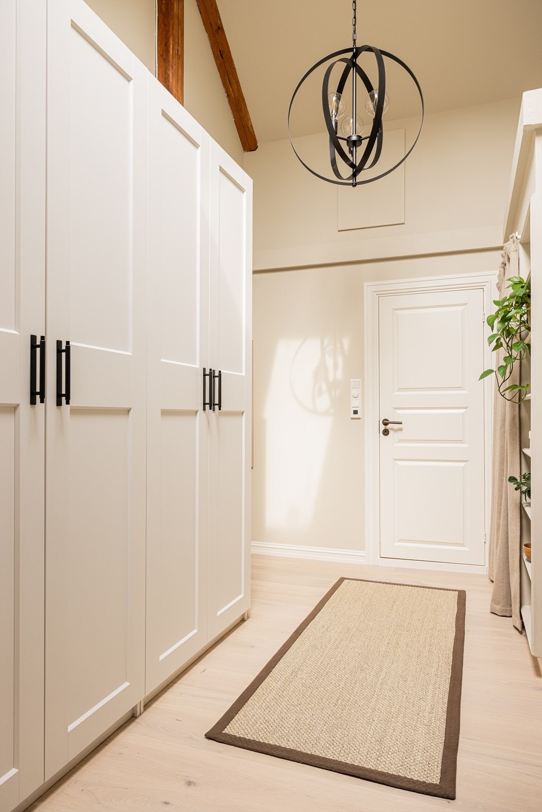 Velkommen inn! Entréen er innbydende og gir et godt førsteinntrykk av leiligheten. Her er det rom for å sette fra seg yttertøy og sko i romslig garderobe. Galleribilde