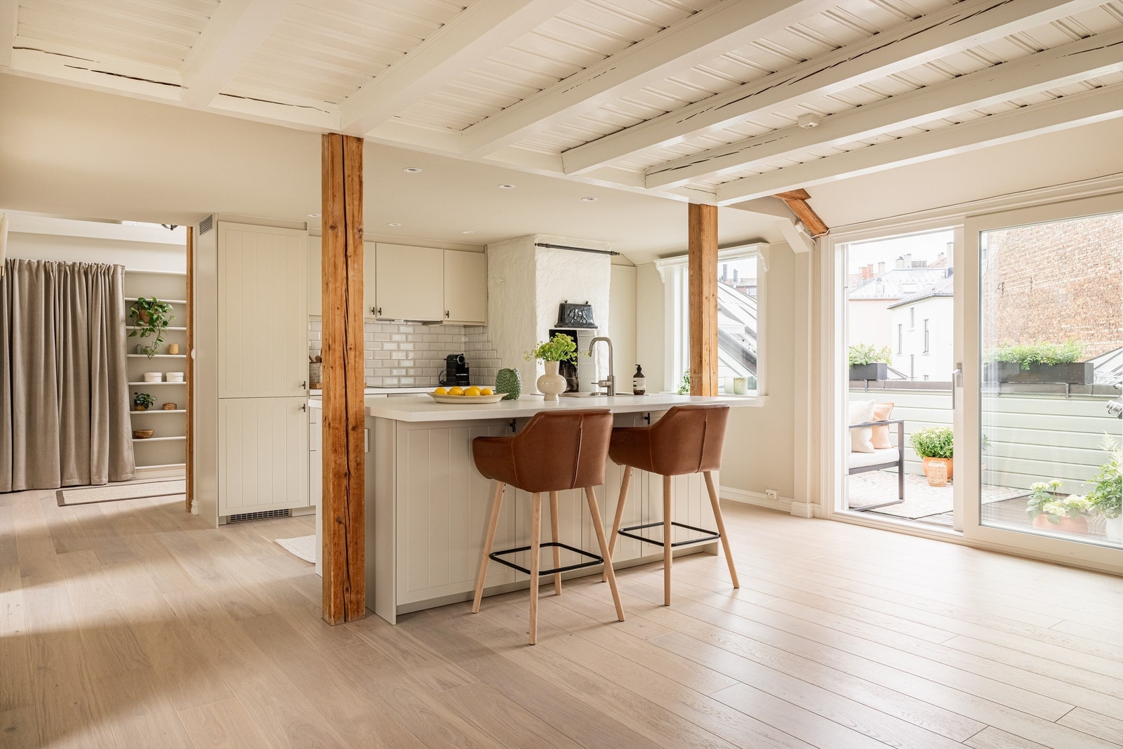 Sammen med den store glassflaten ut mot balkongen, samt takvinduene over stuen, er leiligheten fylt med dagslys fra morgen til kveld! Galleribilde