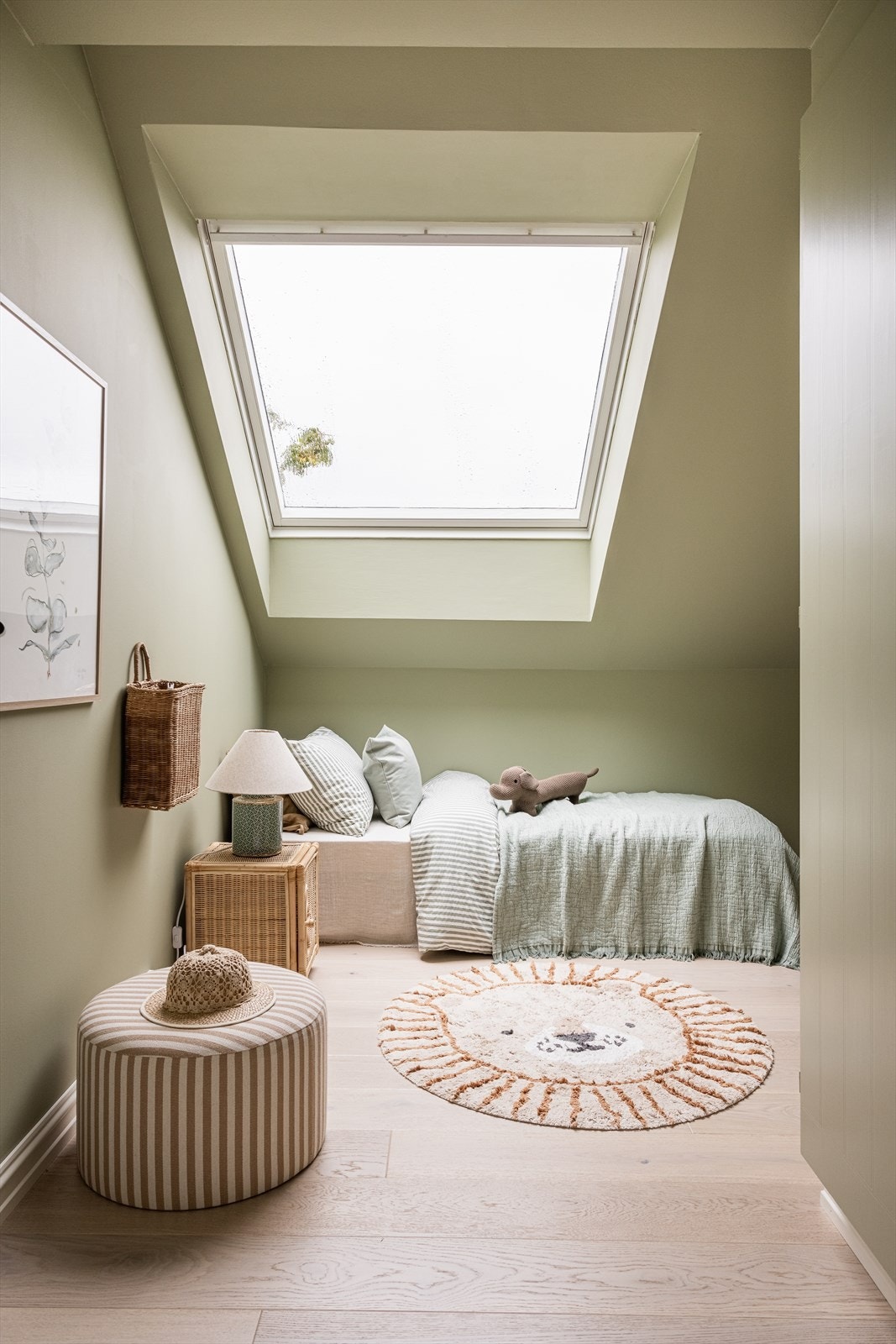 Leilighetens andre soverom er av god størrelse og har plass for seng, tilhørende nattbord og godt med oppbevaring i garderobeskap. Galleribilde