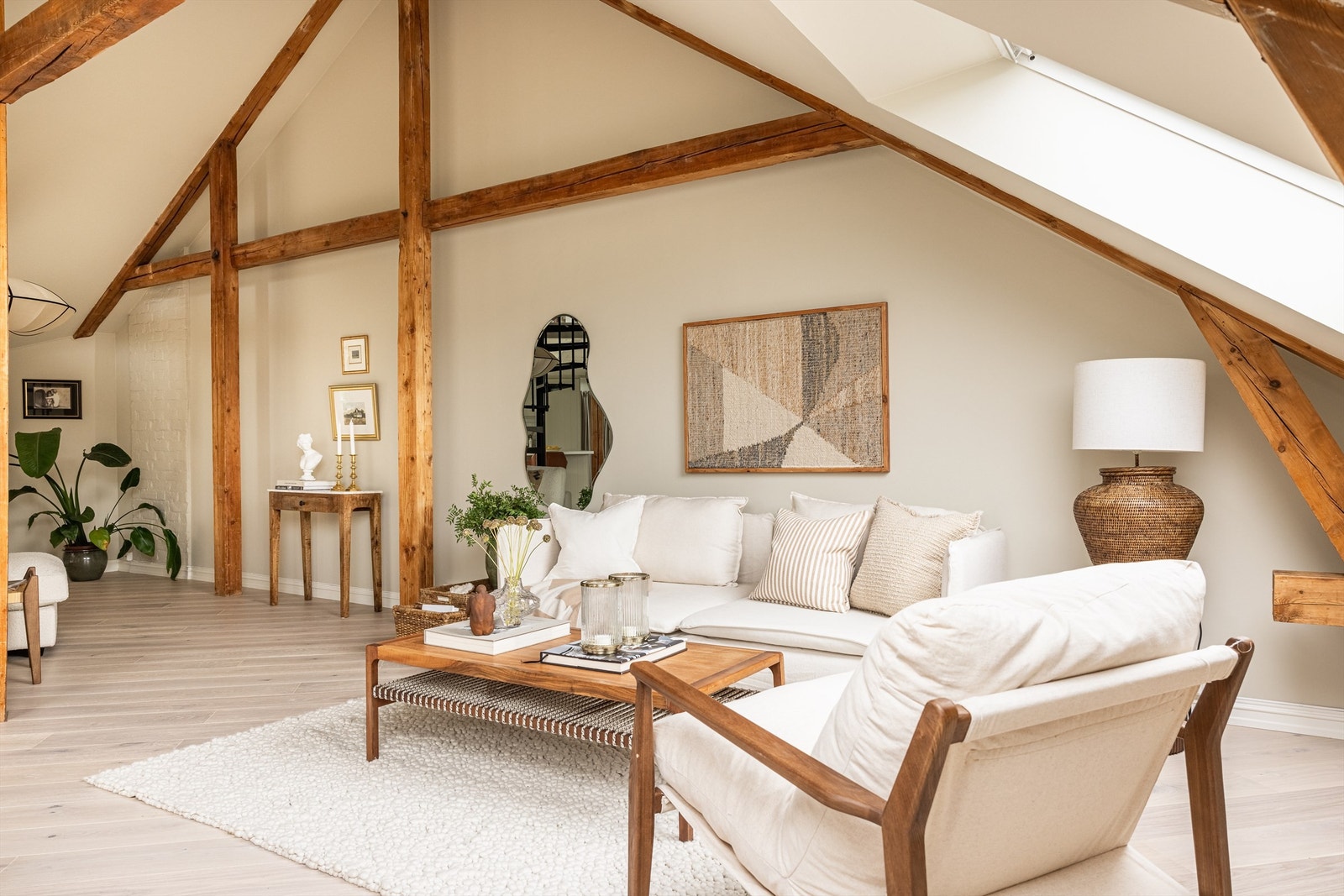 Taket er med på å skape den velkjente loftsleilighetsfølelsen, i tillegg til at boligen har fine, naturlige lysforhold og flott utsyn gjennom store vindusflater. Galleribilde