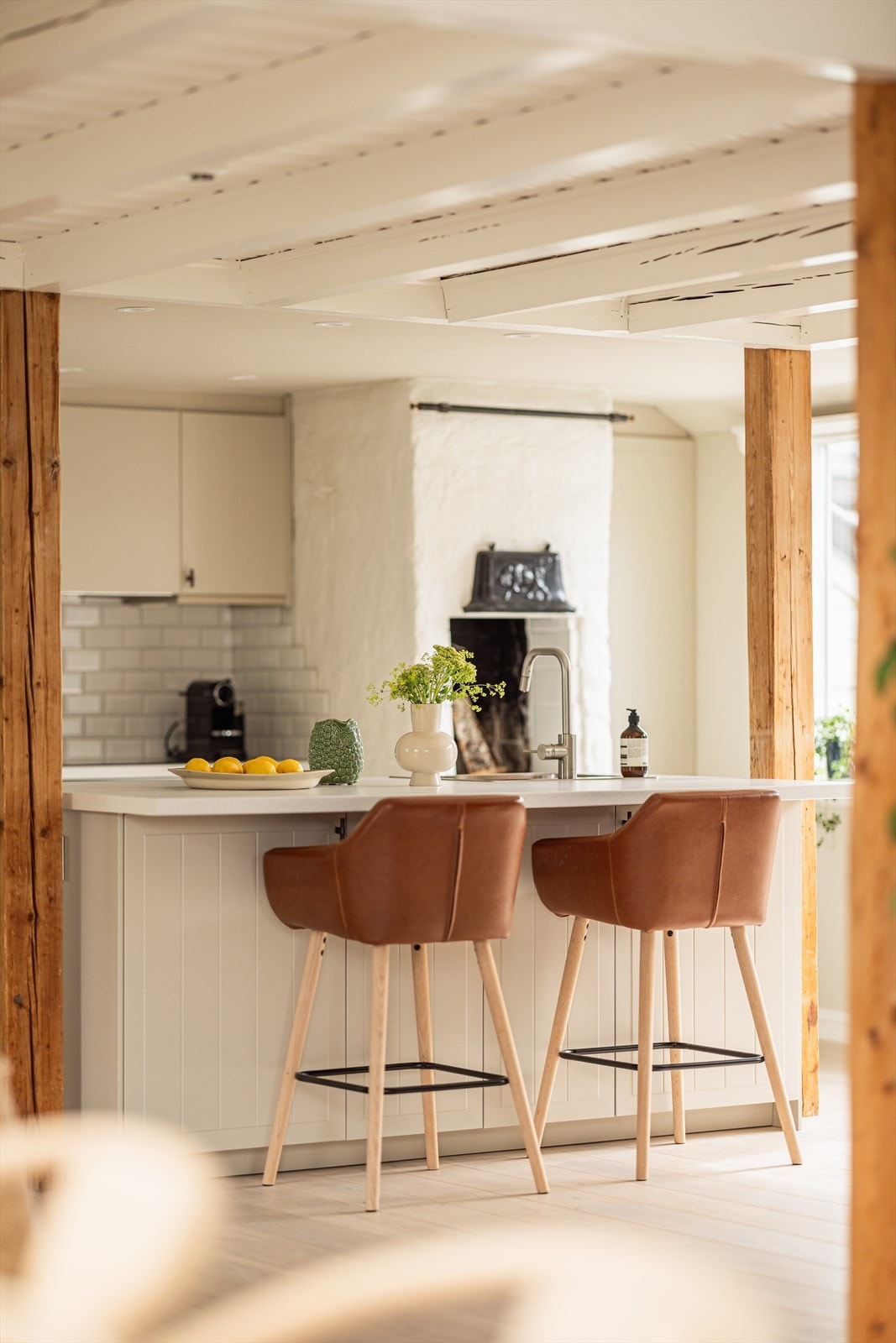 Nytt og moderne kjøkken med med tidløst uttrykk og godt med skap- og benkeplass. Kjøkkenet ligger i åpen og sosial løsning med stuen, men er likevel noe skjermet fra resten av rommet. Galleribilde