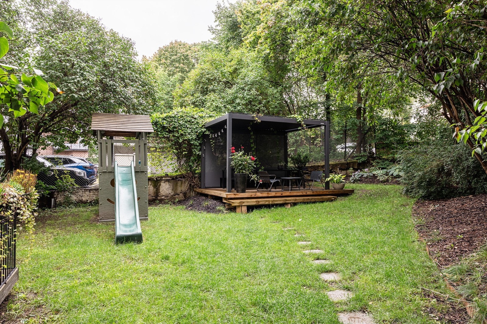 Sameiet har en flott og pent opparbeidet bakgård med gressplen, beplantinger, sittegrupper, pergola og sykkelparkering. Galleribilde