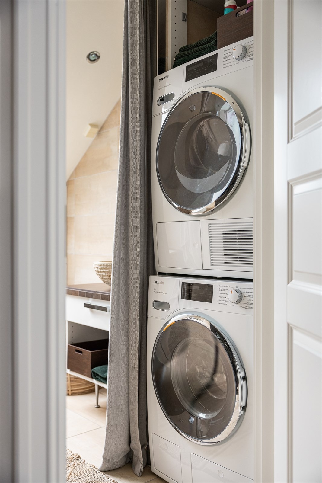 Badet har opplegg for vaskemaskin og avtrekk fra baderom tilkoplet boligens ventilasjonsanlegg. Galleribilde