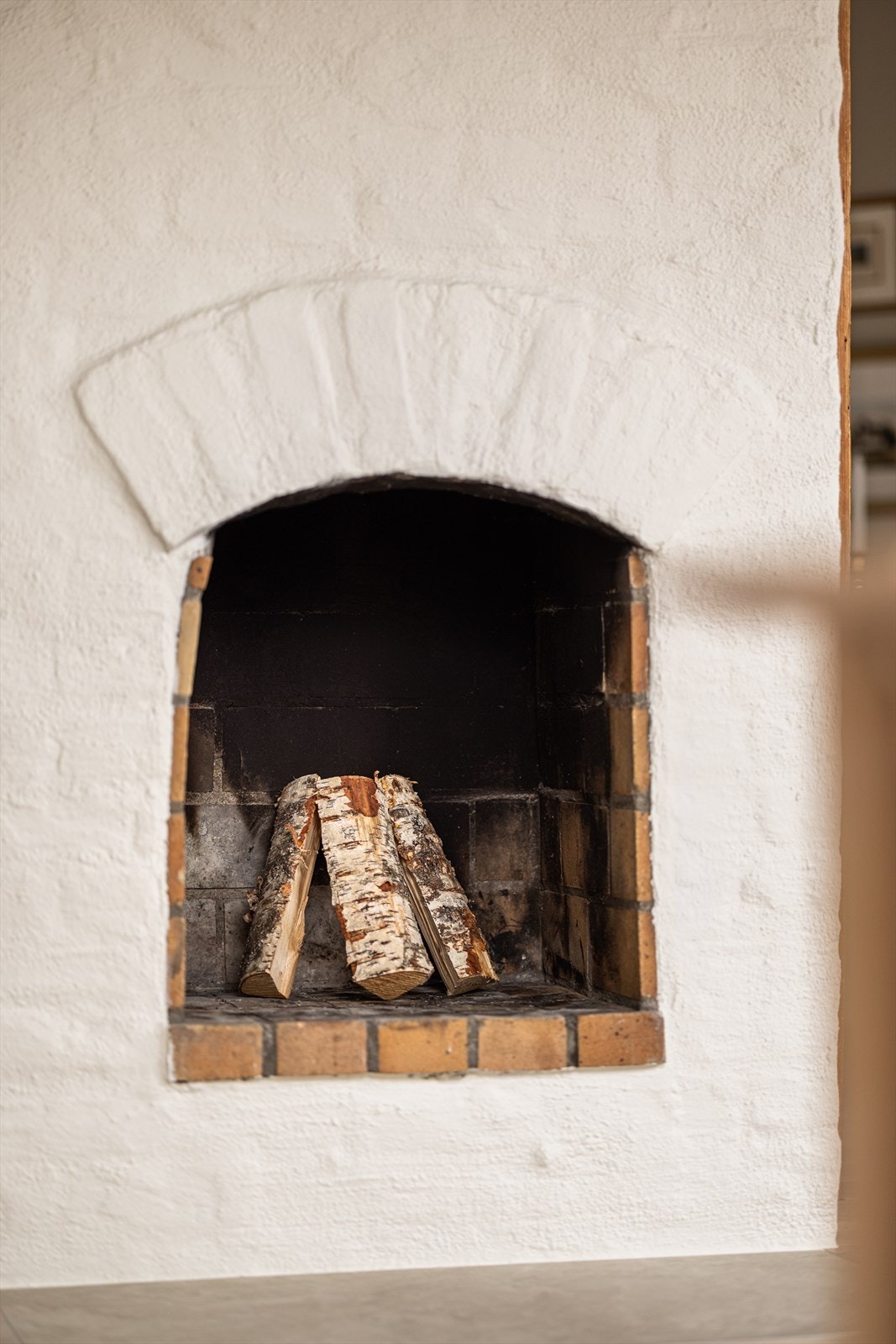 Med fin plassering i rommet har man en peisovn som gir en lun og hyggelig atmosfære, samt godt med varme på kalde høst- og vinterdager. Galleribilde