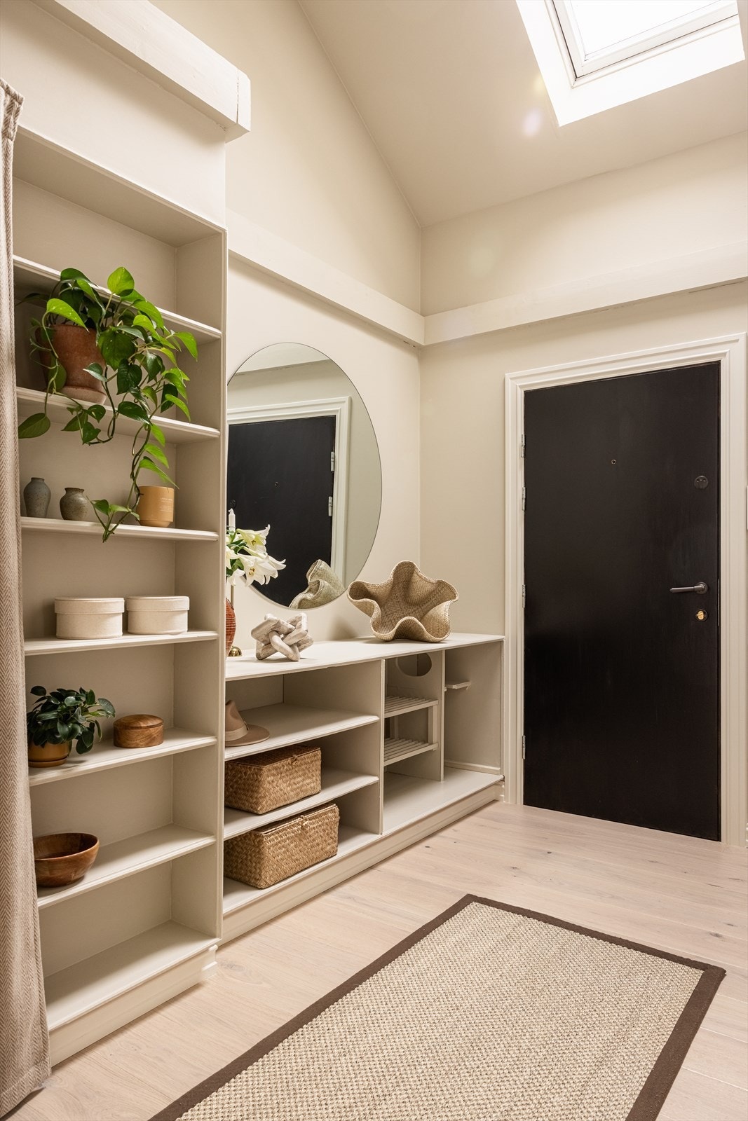 Alle oppholdsrom har adkomst fra entréen, noe som er med på å underbygge den gode planløsningen. Enkel adkomst med heis. Galleribilde