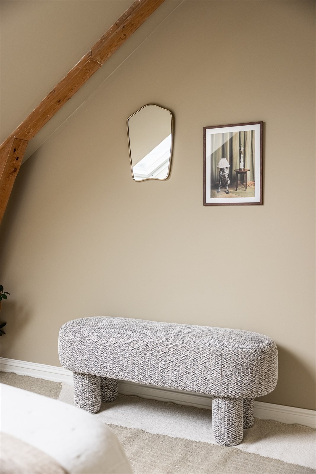 Rommet har god plass til dobbeltseng, tilhørende nattbord på begge sider og oppbevaring i praktisk garderobeløsning. Svært gode lysforhold gjennom takvindu. Galleribilde