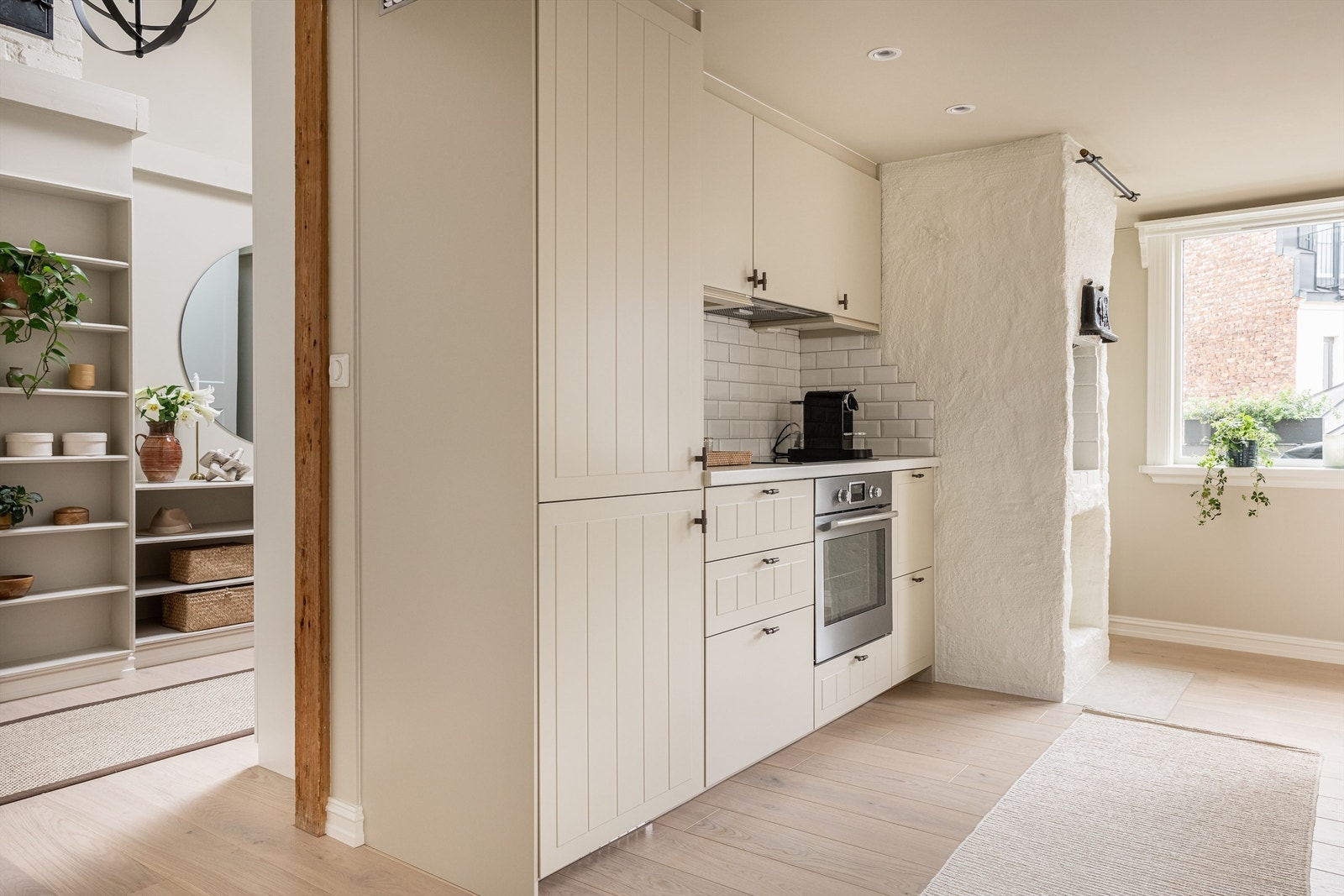 Hvitevarene er sømløst integrert med platetopp, stekeovn, oppvaskmaskin og kjøl/fryseskap. Galleribilde