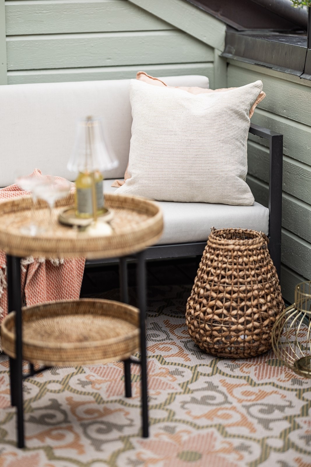 Konstruksjonen er inntrukket i en del av takkonstruksjonen til bygget. Galleribilde