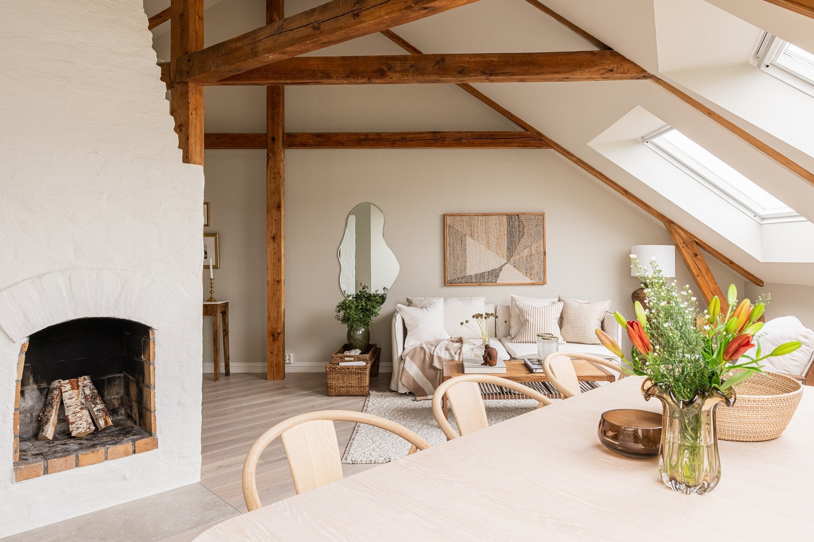 Leiligheten er smakfullt oppusset i 2024 med blant annet lekker 1-stavs eikeparkett fra Saga Exclusive Pearl Nature og moderne kjøkken. Galleribilde