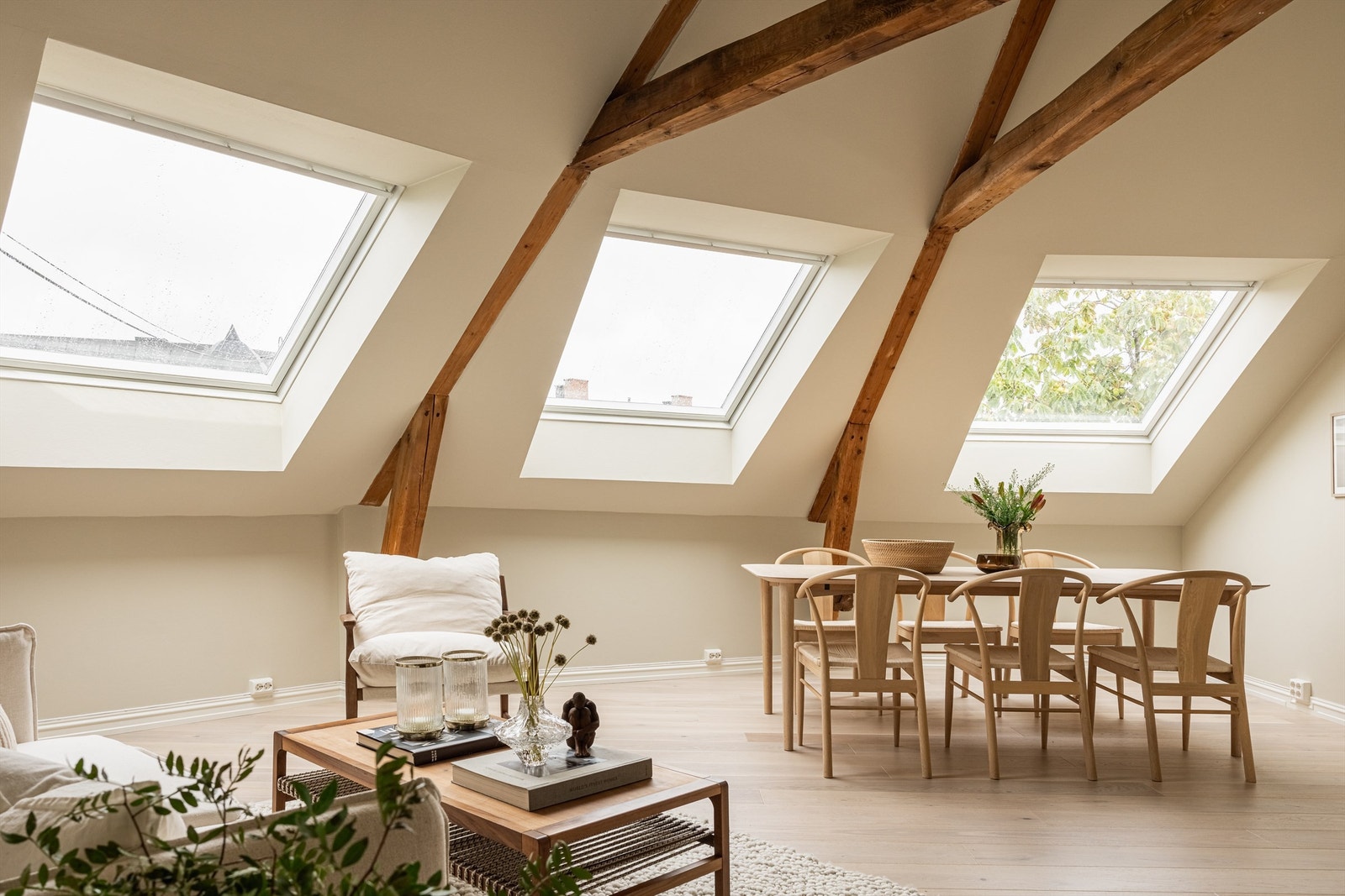 Overflatene er holdt i lyse og delikate nyanser som harmonerer fint med hverandre og gir et helhetlig inntrykk. Takbjelkene skaper flotte kontraster. Galleribilde