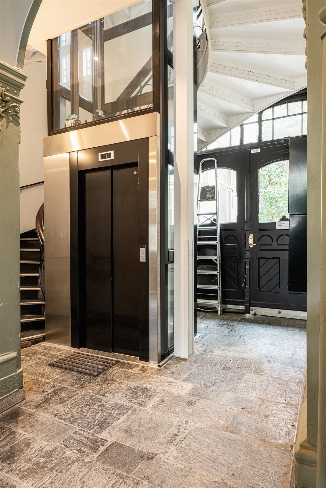 Leiligheten har eksklusiv rett til å benytte heisen og og eksklusiv bruksrett til fellesarealet heisen står i, sammen med seksjonene 11,12, 15, 16, 17, 19, 20, 21, 22, 23 og 24. Galleribilde