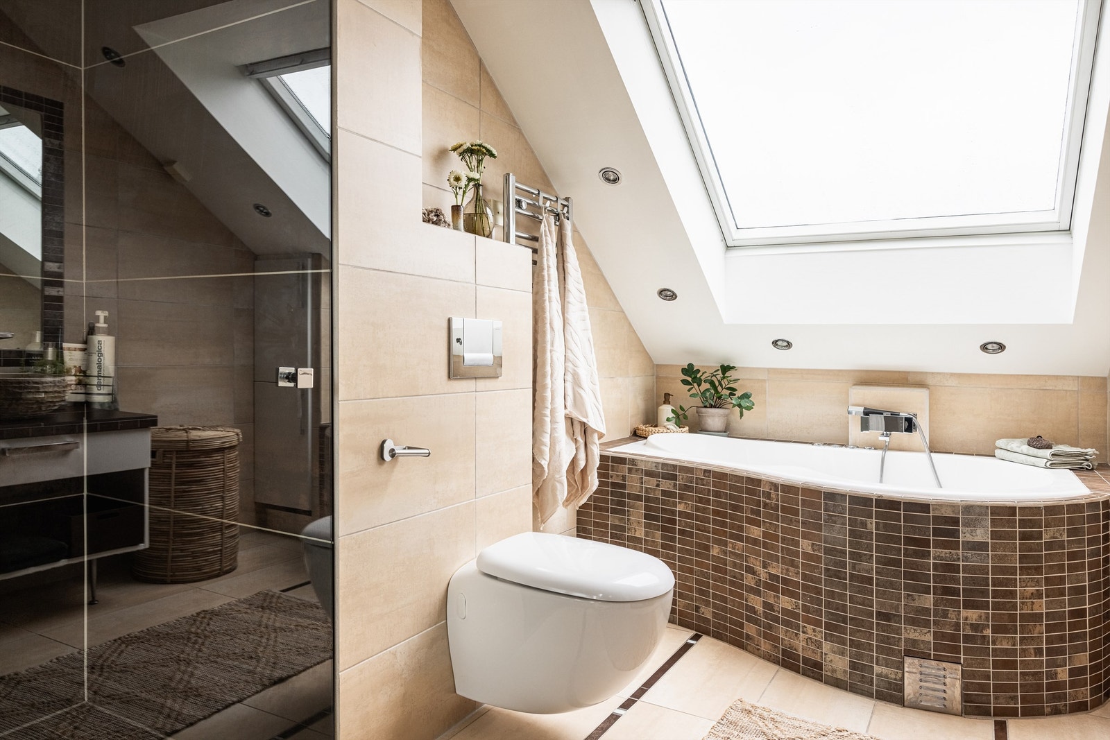 Videre har badet et innmurt badekar med dusjgarnityr, samt romslig dusjnisje med glassdør. Galleribilde