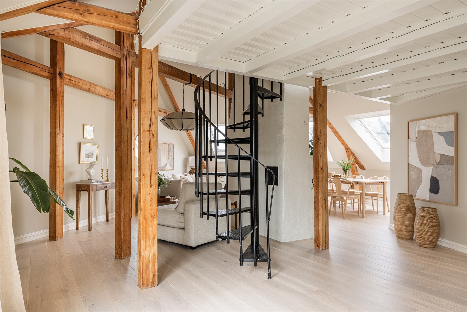 Fra stue og kjøkken er det adkomst til en praktisk hems via en stilfull vindeltrapp. Galleribilde