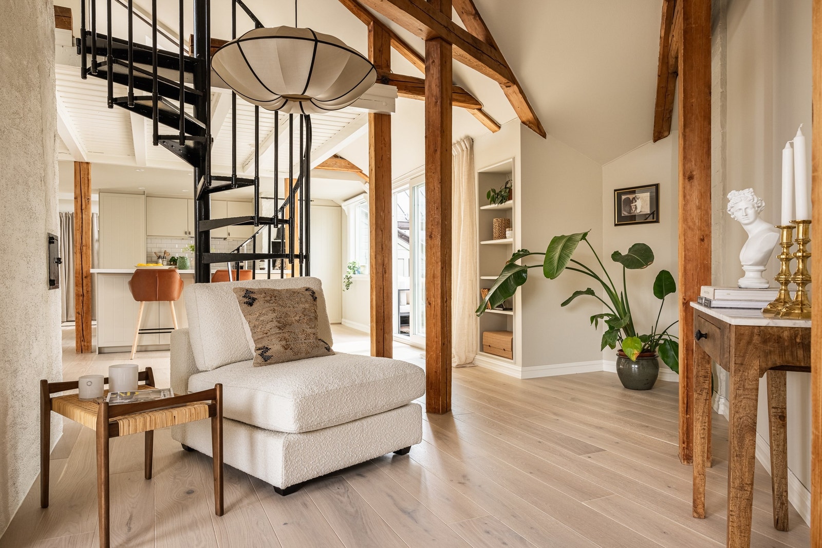 Leiligheten har en god soneinndeling mellom stue, kjøkken og spiseplass - og den åpne løsningen gir både visuell og verbal kontakt. Galleribilde