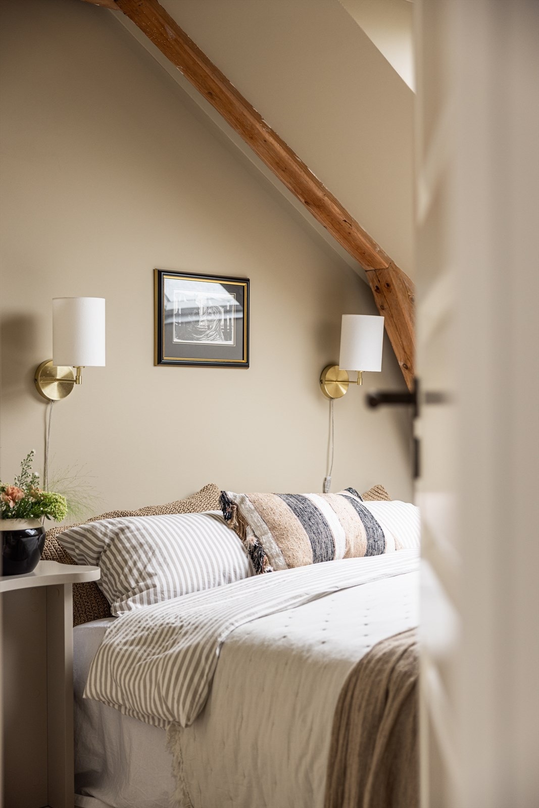 Leilighetens hovedsoverom er av god størrelse. Overflatene er malt i en lun og behagelig farge som inviterer til en god natts søvn. Galleribilde