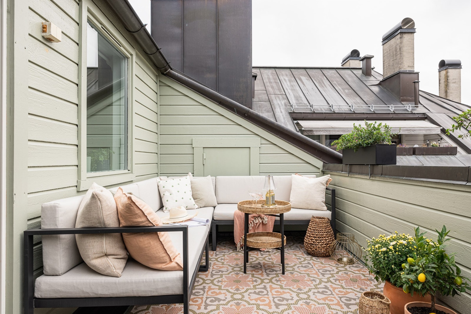 Fantastisk og solrik takterrasse på ca. 11 kvm. Terrassen vender mot sydvest og har et hyggelig utsyn. Galleribilde