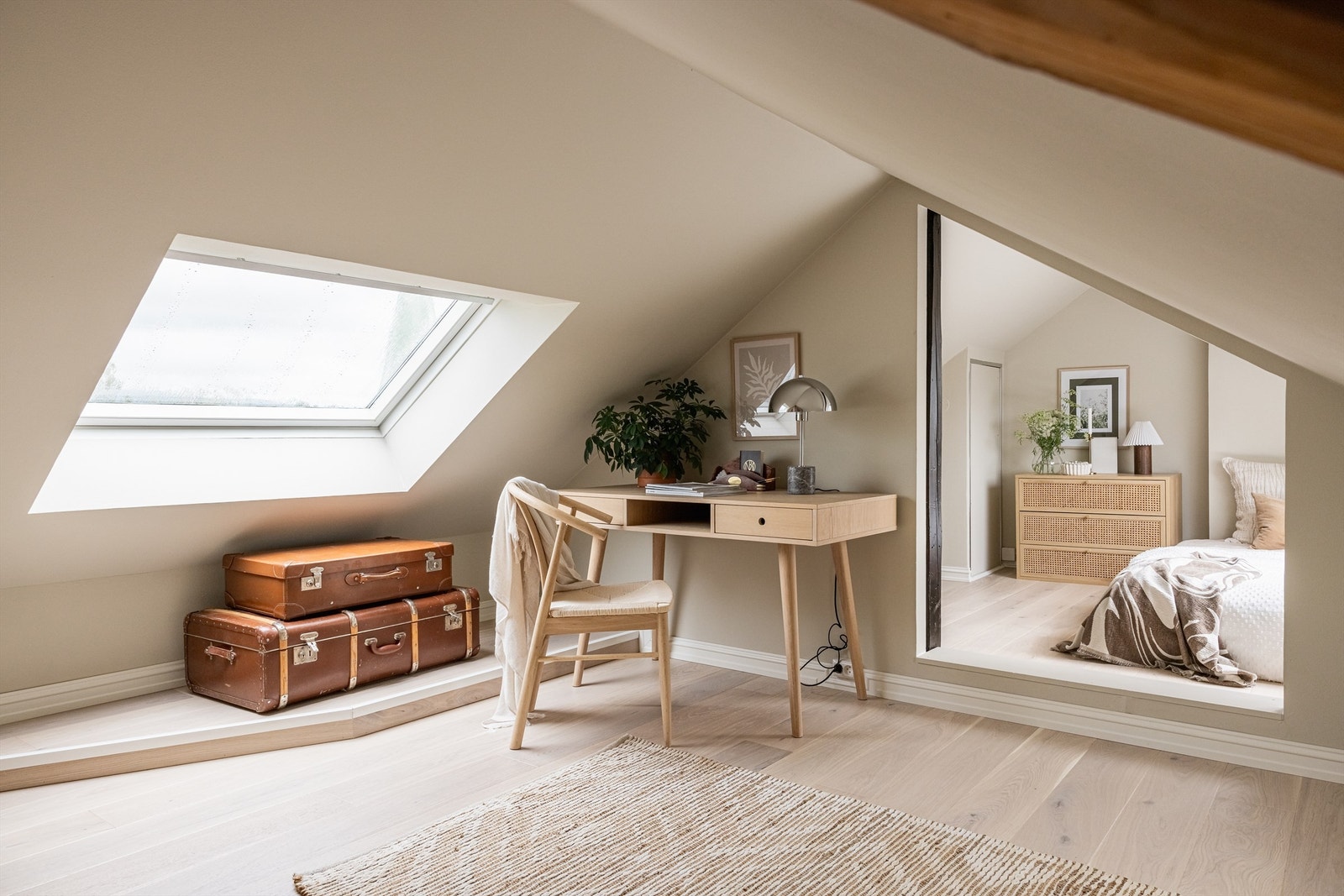 Hemsen har gulvflate på 22 kvm. Denne gir gode lagringsmuligheter, kontorplass og overnattingsmuligheter. Galleribilde