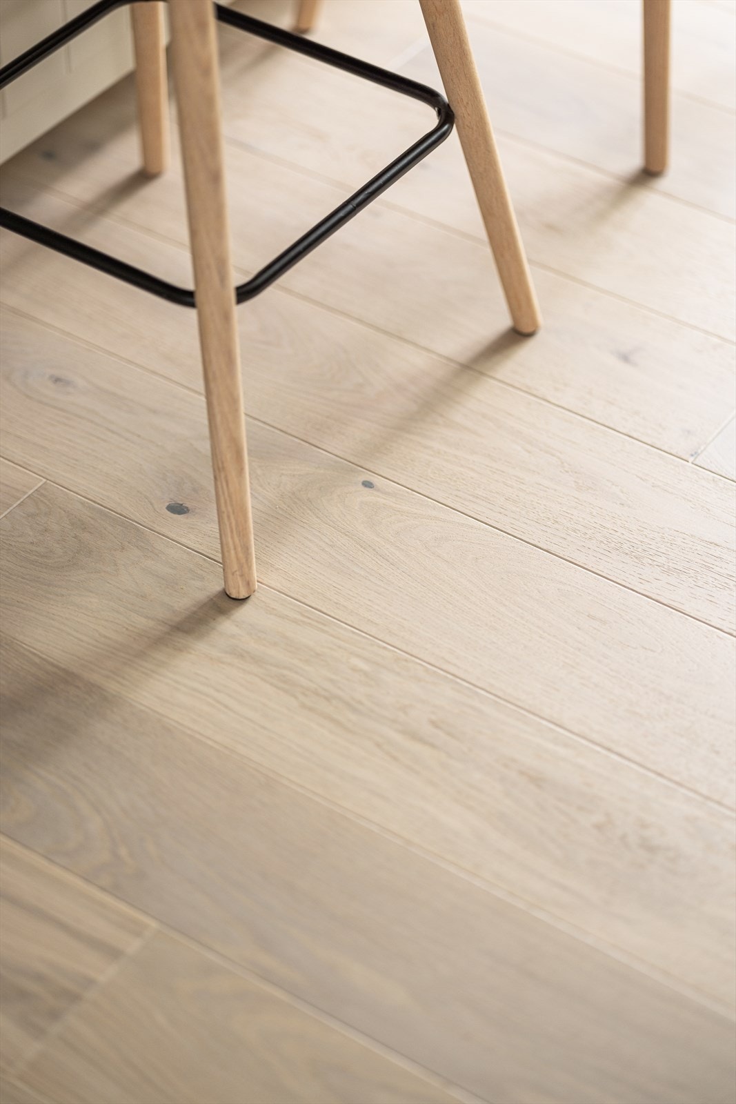 Ny eikeparkett fra Saga Exclusive Pearl Nature i hele leiligheten utenom bad. Galleribilde