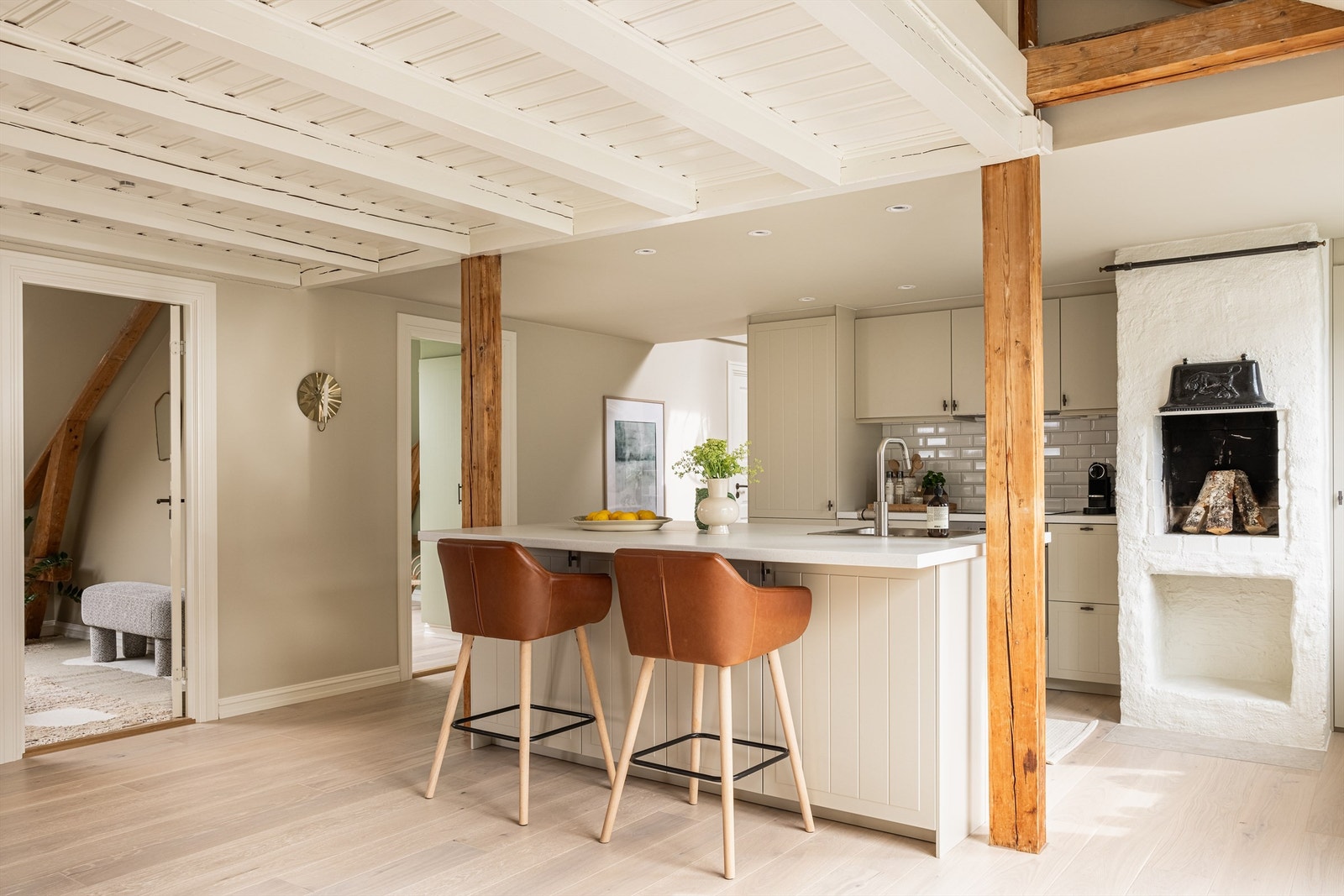 Taket over kjøkkenet er flatt, noe som er kjærkomment i et rom som dette. Galleribilde