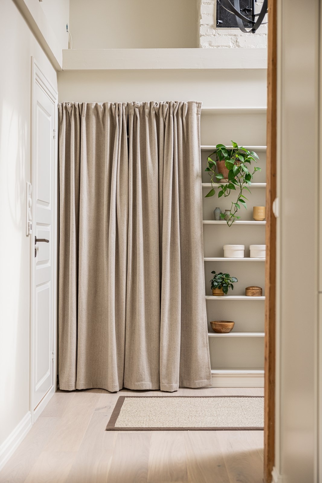 Leiligheten har flere smarte og praktiske oppbevaringsmuligheter, med blant annet tilkomst til lagerrom på 2 kvm over badet fra entréen. I tillegg disponerer leiligheten en kjellerbod på ca. 5 kvm. Galleribilde