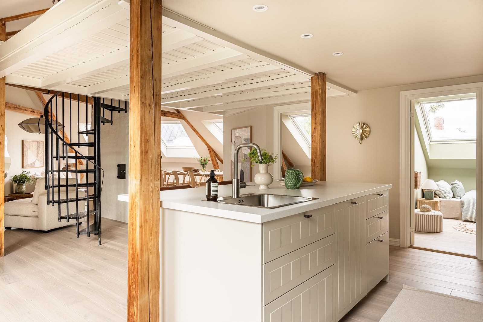 Kjøkkenet har en praktisk kjøkkenøy med barløsning som sørger for ekstra skapplass og lager et fint skille mot resten av rommet. Galleribilde