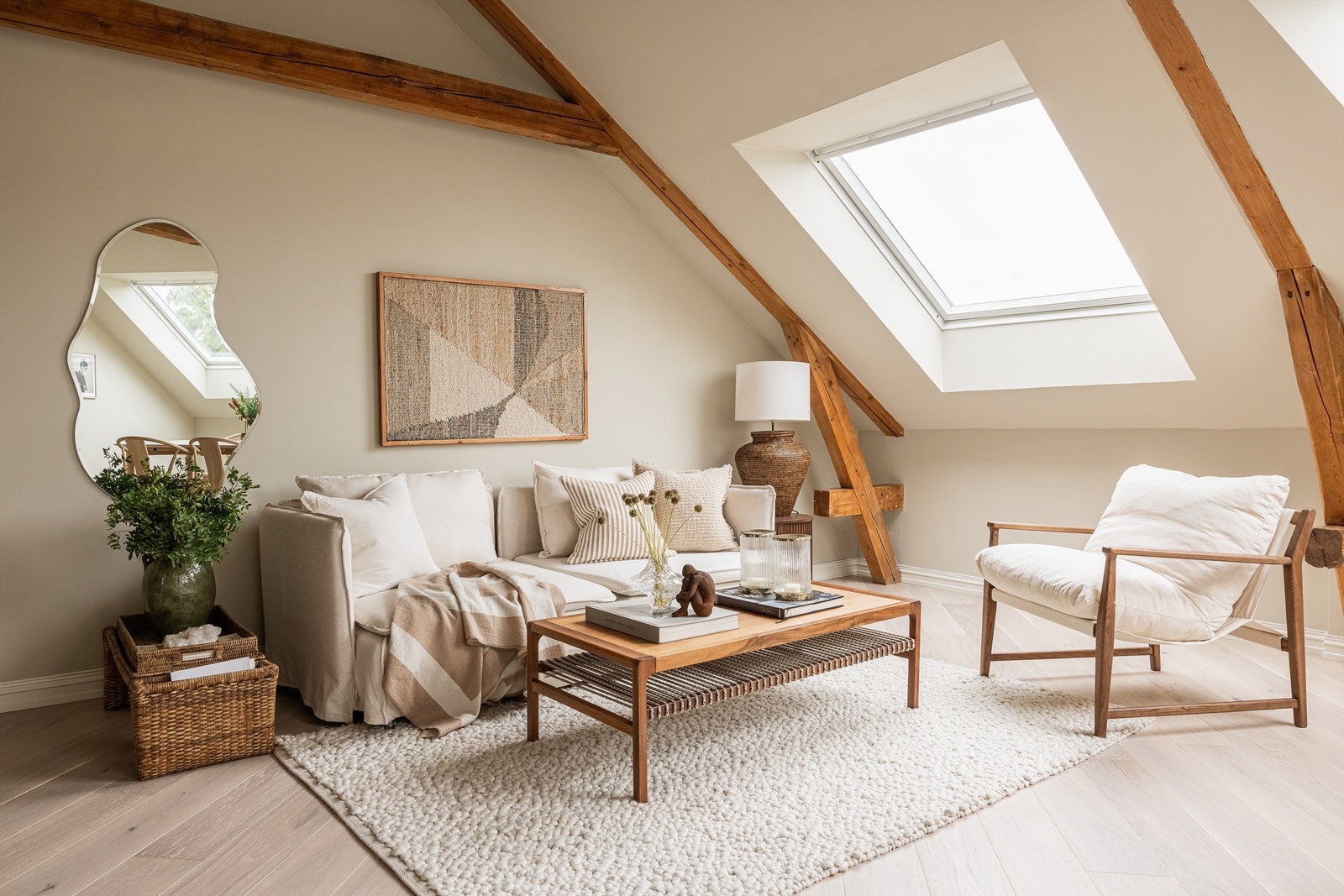 I 2024 er også store deler av det elektriske anlegget byttet. Det er gjennomført brannsikring av hele bygget, bla installert dørpumpe på inngangsdør og rømningsdør til trappegang er byttet. Det er også montert sentralalarm for brannvarsling. Galleribilde