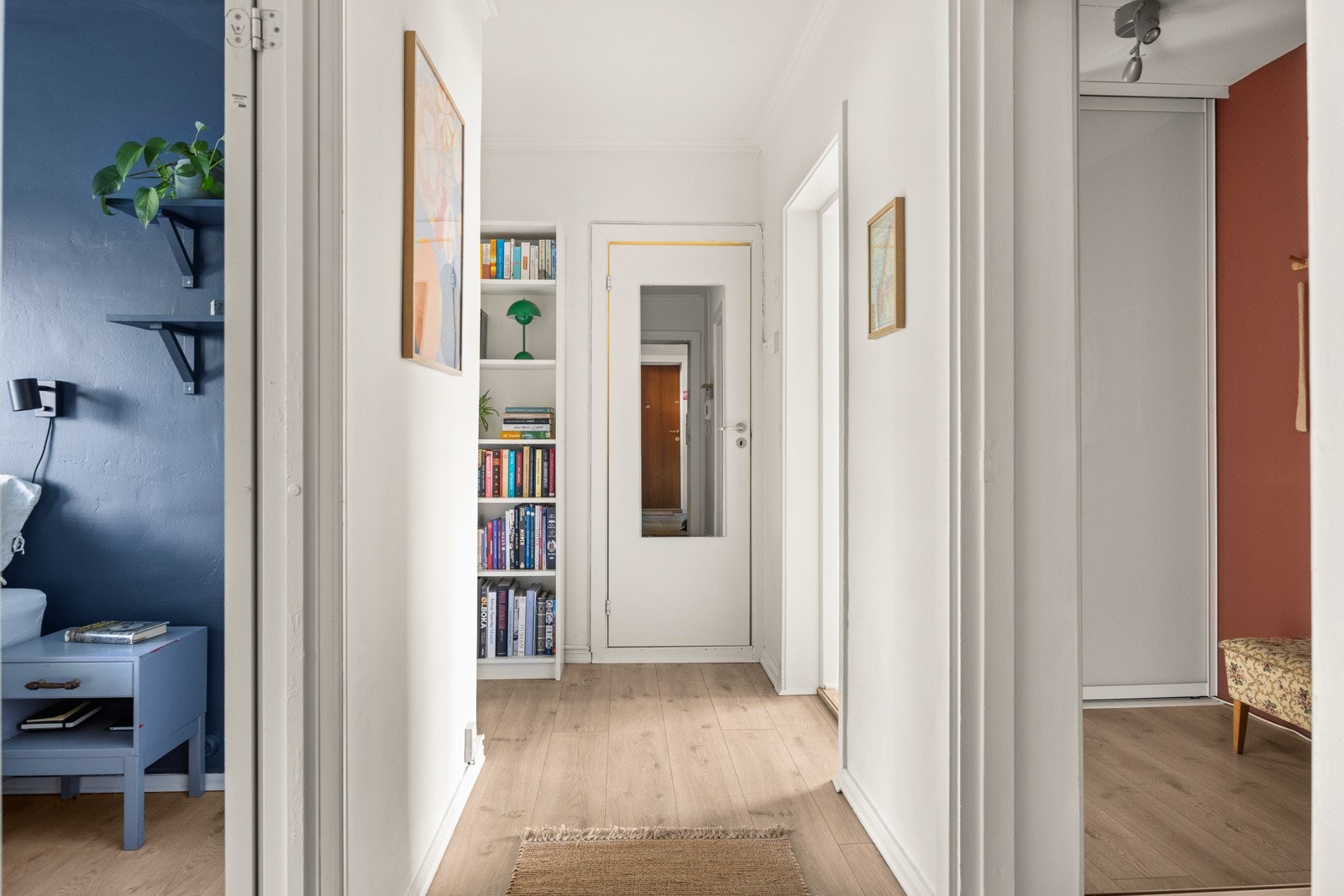 Hyggelig og praktisk entré som gir et godt førsteinntrykk av leiligheten. Galleribilde