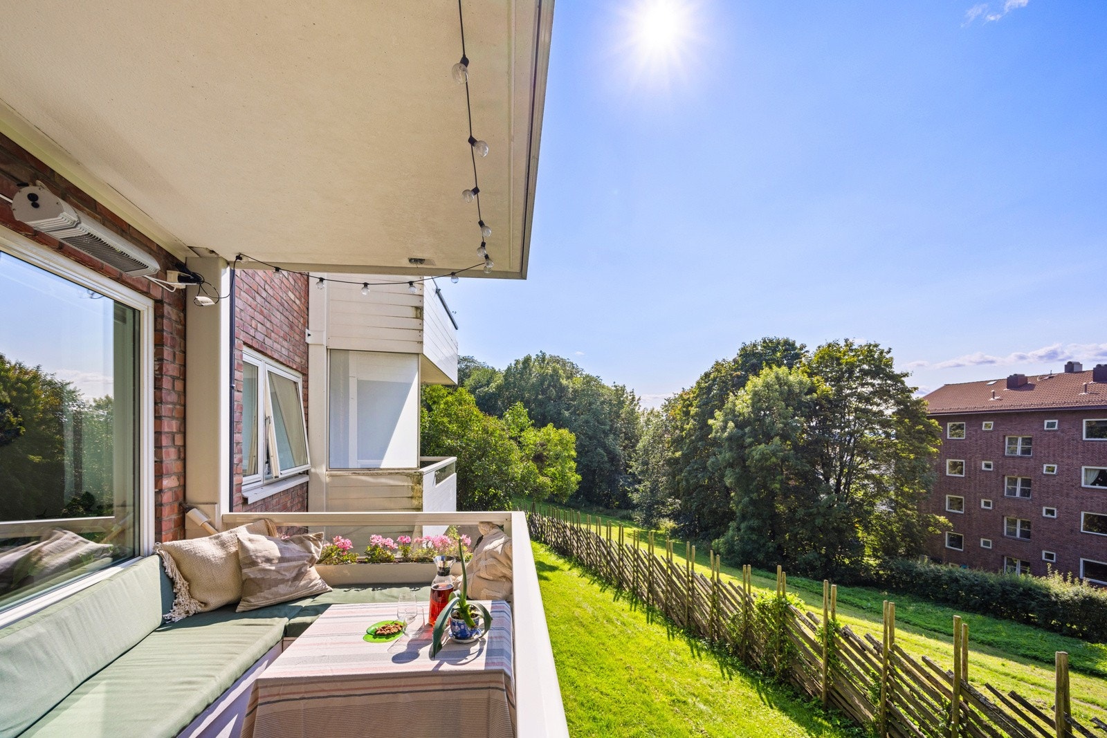 Vestvendt balkong med sol fra ca. kl. 14 til solnedgang på sommeren. Galleribilde