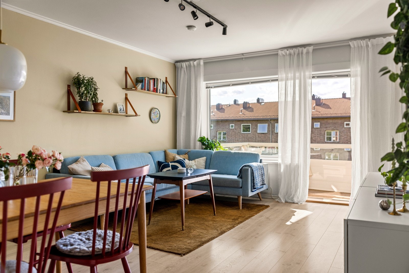 Stuen har gode møbleringsmuligheter, med plass til sofagruppe med tilhørende møblement, tv-seksjon og spisebord. Galleribilde