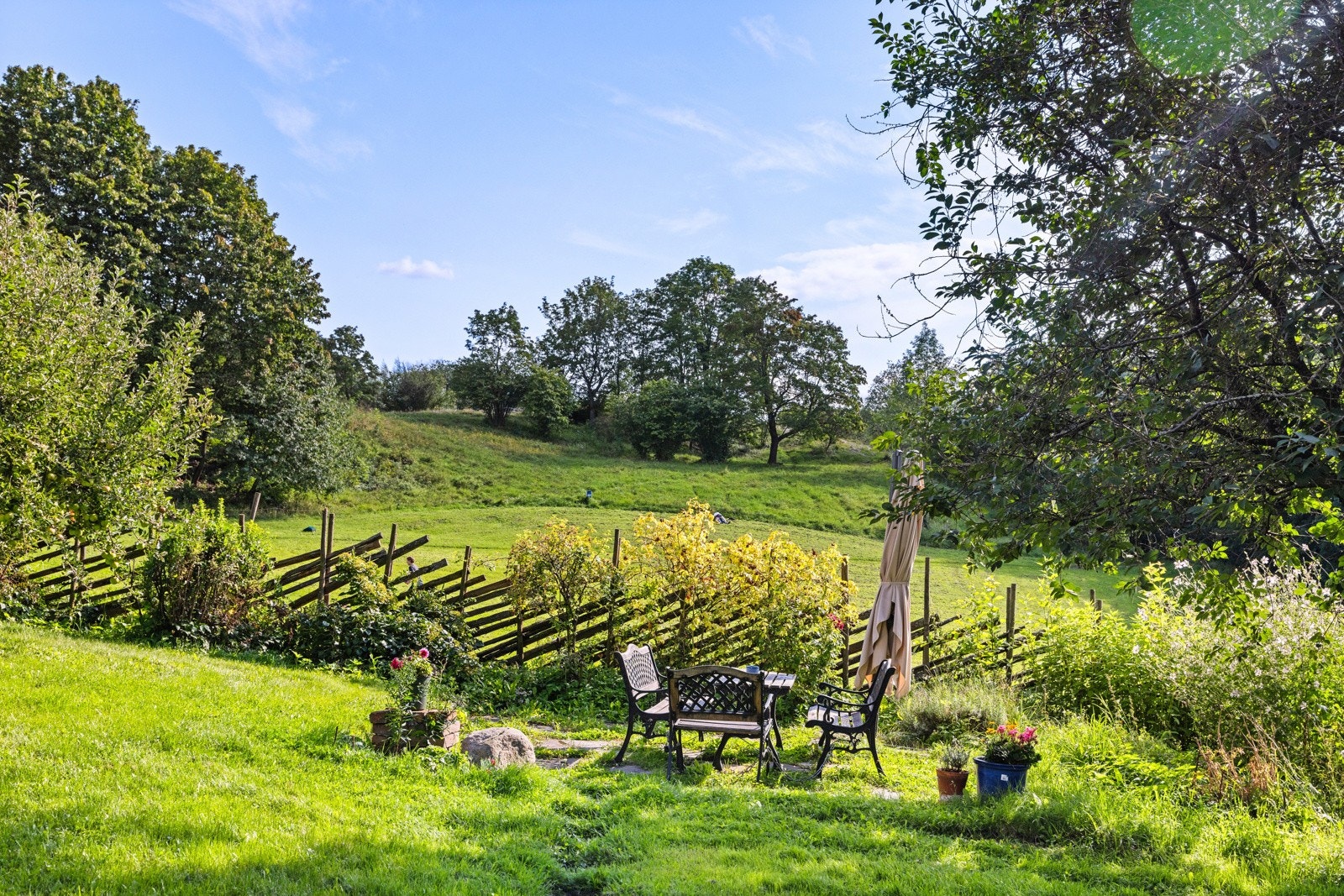 Perfekt beliggenhet for deg som ønsker å bo sentralt med nærhet til urbant byliv, samtidig som du bor tilbaketrukket med store, flotte grøntarealer rett utenfor døren. Galleribilde