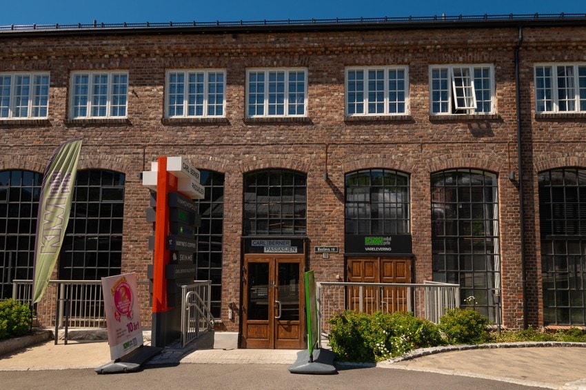 Carl Berner passasjen ligger kun en liten spasertur unna, med blant annet Kiwi, apotek, vinmonopol, frisør, og blomsterbutikk m.m.. Galleribilde