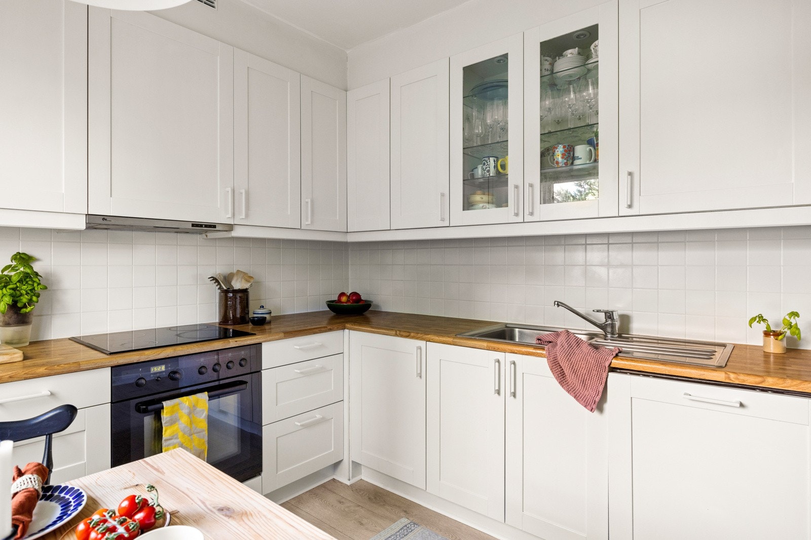 Kjøkkenet er utstyrt med integrert oppvaskmaskin, stekeovn og platetopp, samt frittstående kjøl/frys. Galleribilde