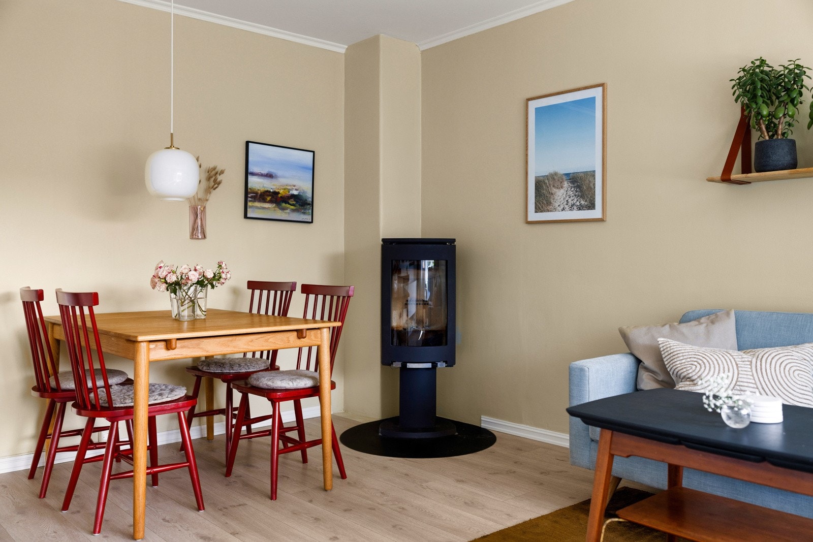 God plass til et hyggelig spisebord. Galleribilde