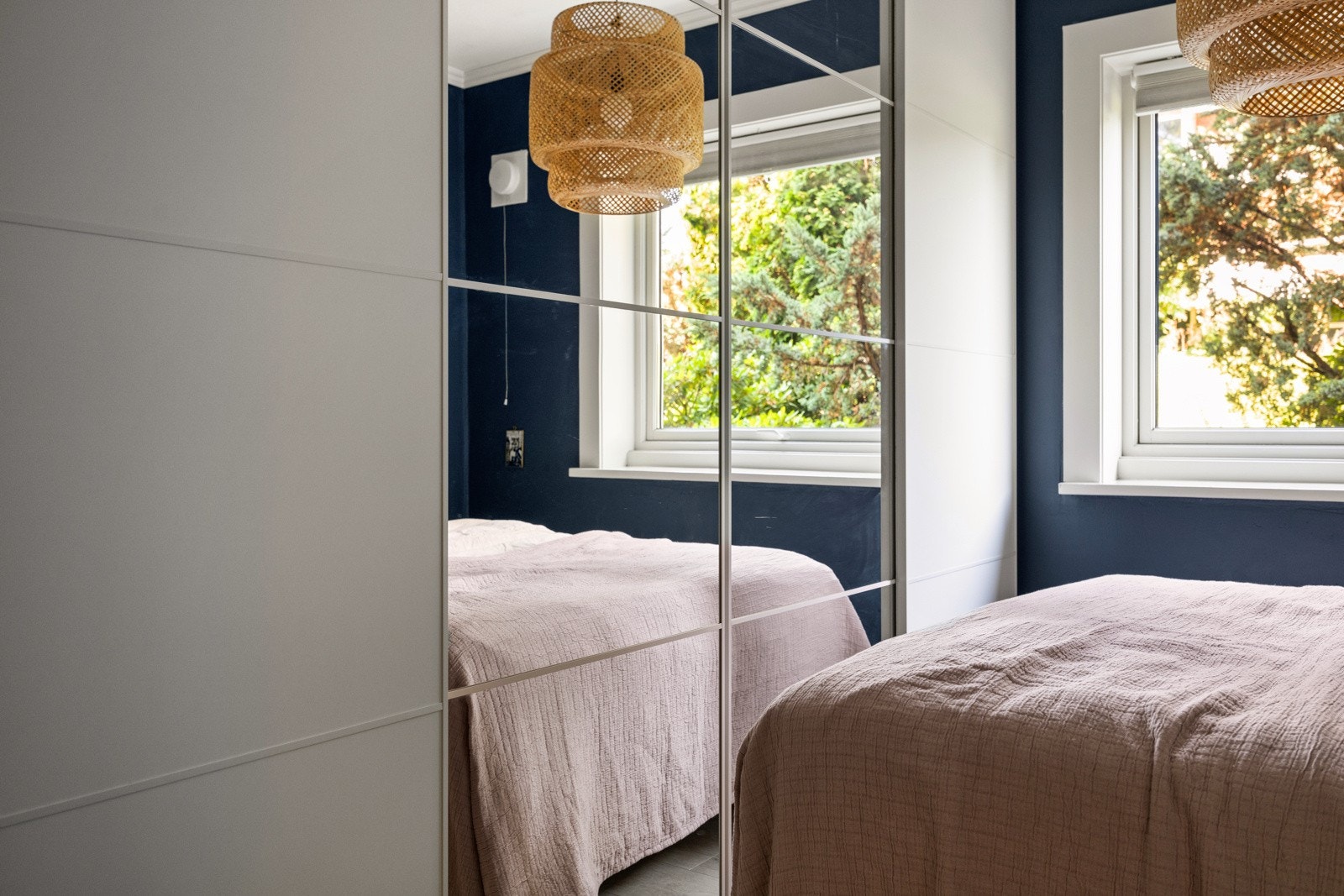 God skapplass i stor skyvedørsgarderobe med speil. Galleribilde