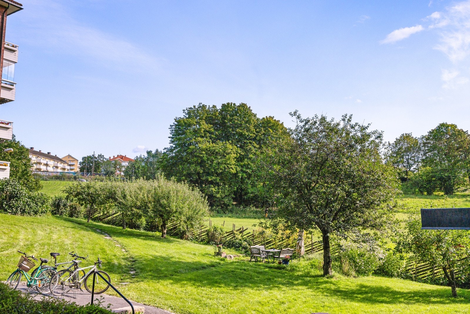 Hyggelig utsyn fra kjøkkenvinduet. Galleribilde