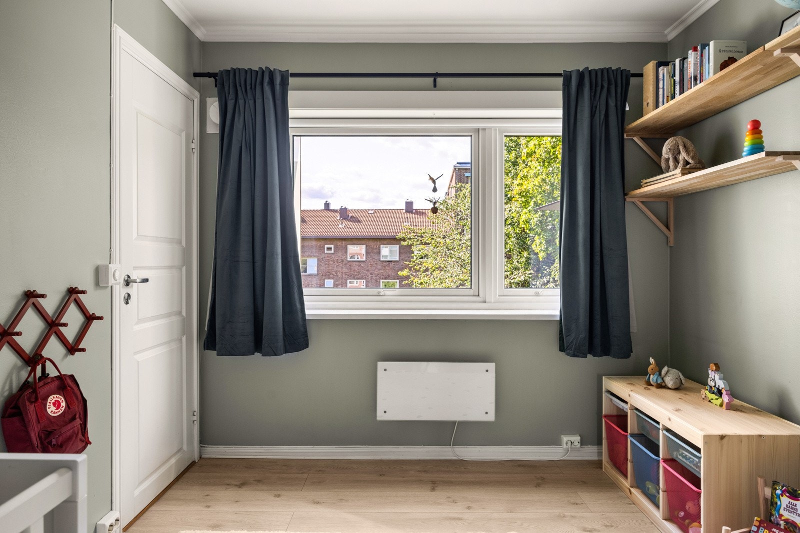 Veggene er malt i en lys, behagelig farge. Galleribilde