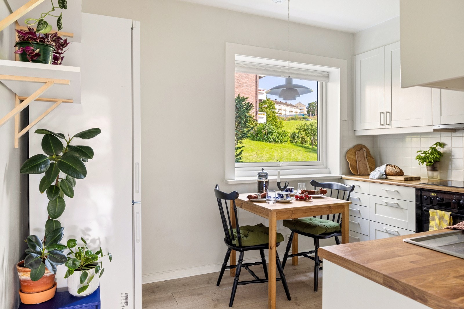 Pent og praktisk kjøkken i eget rom. Galleribilde