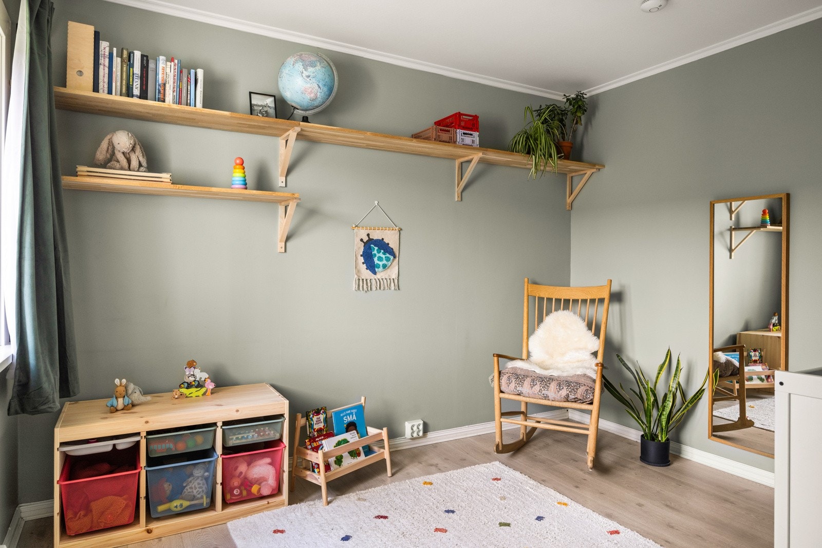 Flott soverom med plass til seng, skrivepult, garderobeløsning eller annet ønsket møblement. Galleribilde