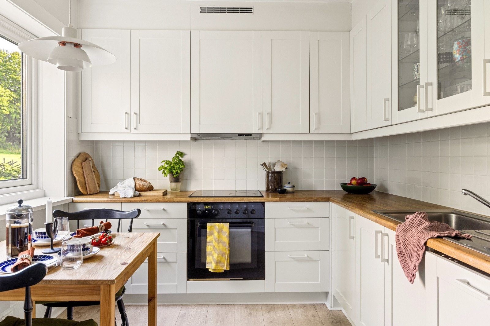 Kjøkkeninnredning fra 2005 med gode løsninger og godt med skap- og benkeplass. Galleribilde