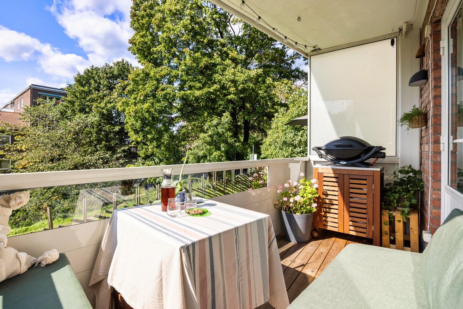 Balkongen er på ca. 6 m² og har fin plass til sitteplass, grill og beplantning. Galleribilde