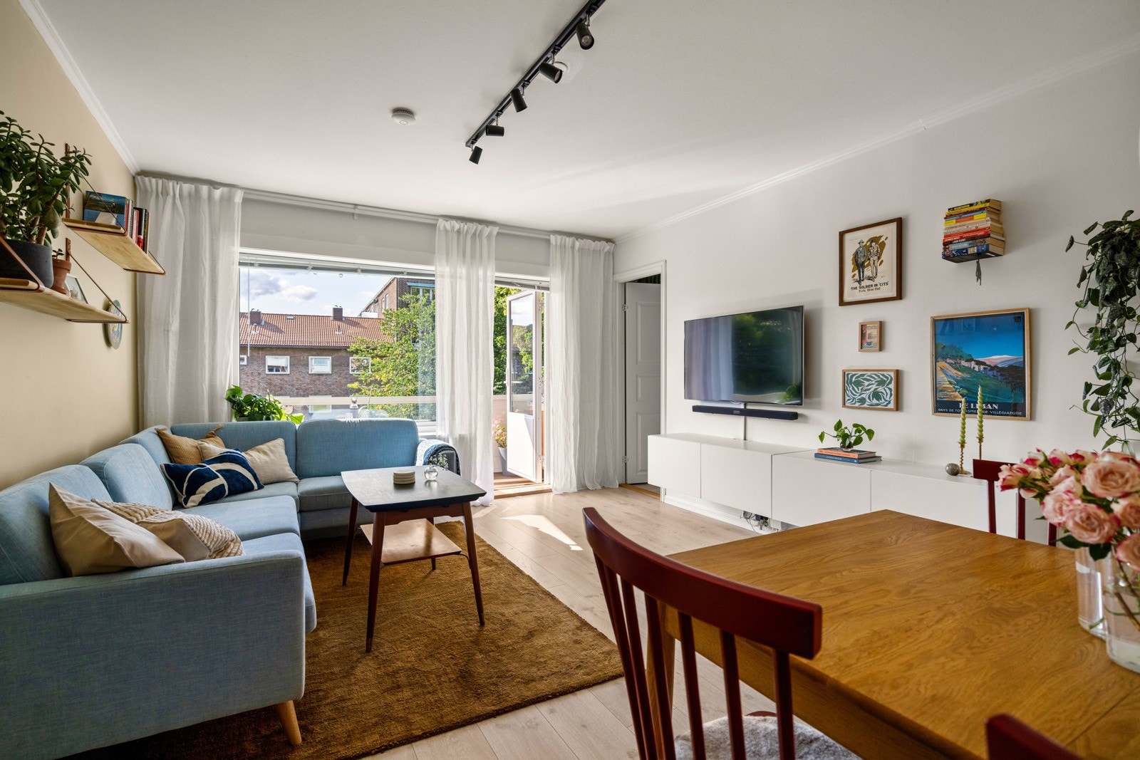 Leiligheten har en gjennomgående og fin planløsning med store vindusflater som gir gode innvendige lysforhold og en luftig atmosfære. Galleribilde