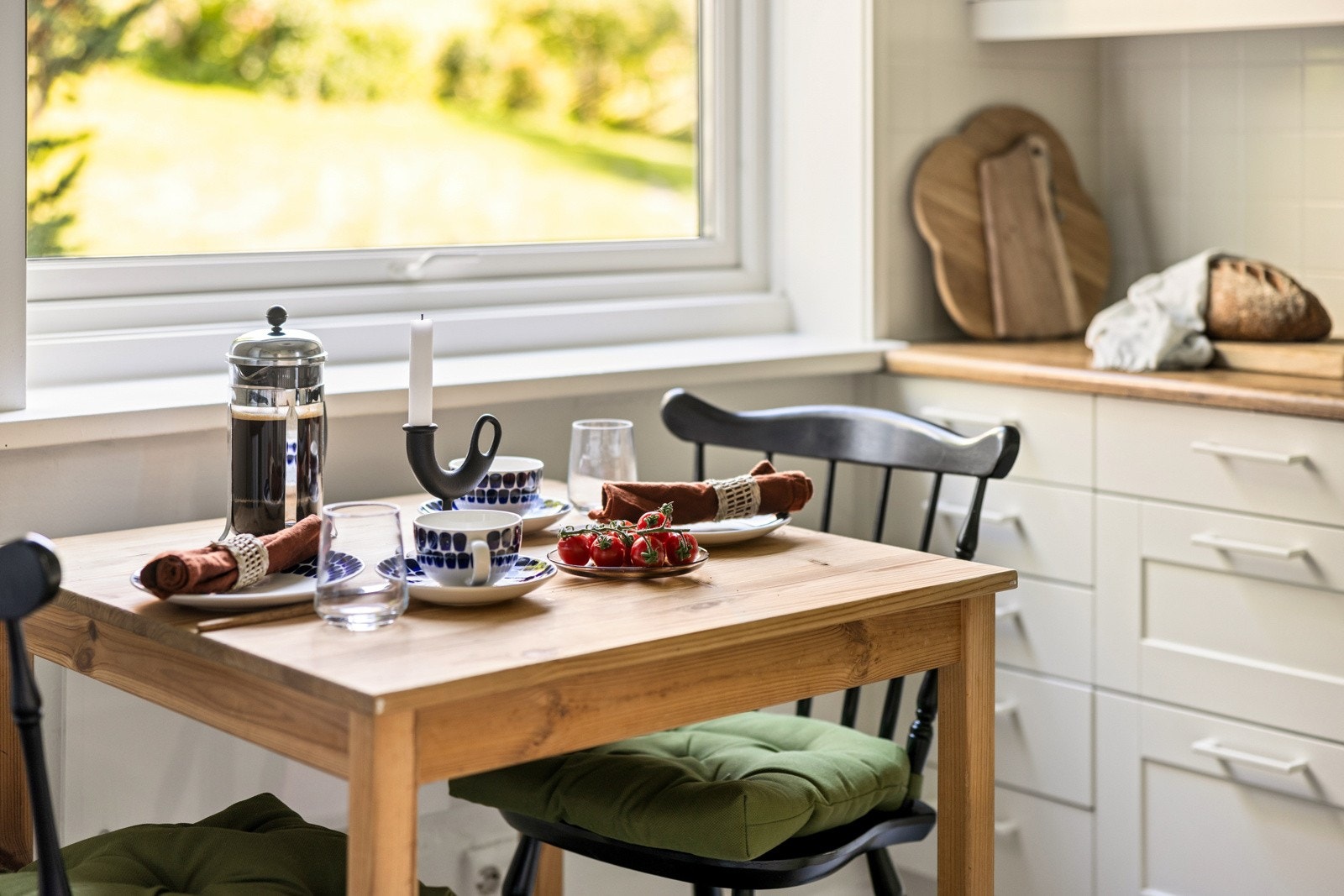 Plass til et spisebord ved vinduet med formiddagssol. Galleribilde