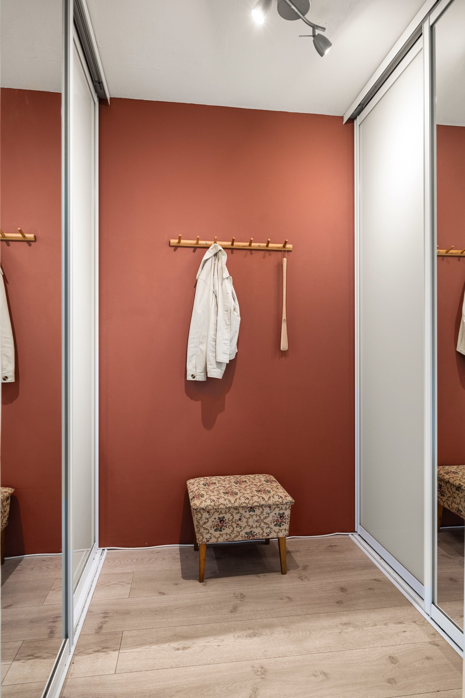 Rikelig med oppbevaringsplass i to skyvedørsgarderober. Galleribilde