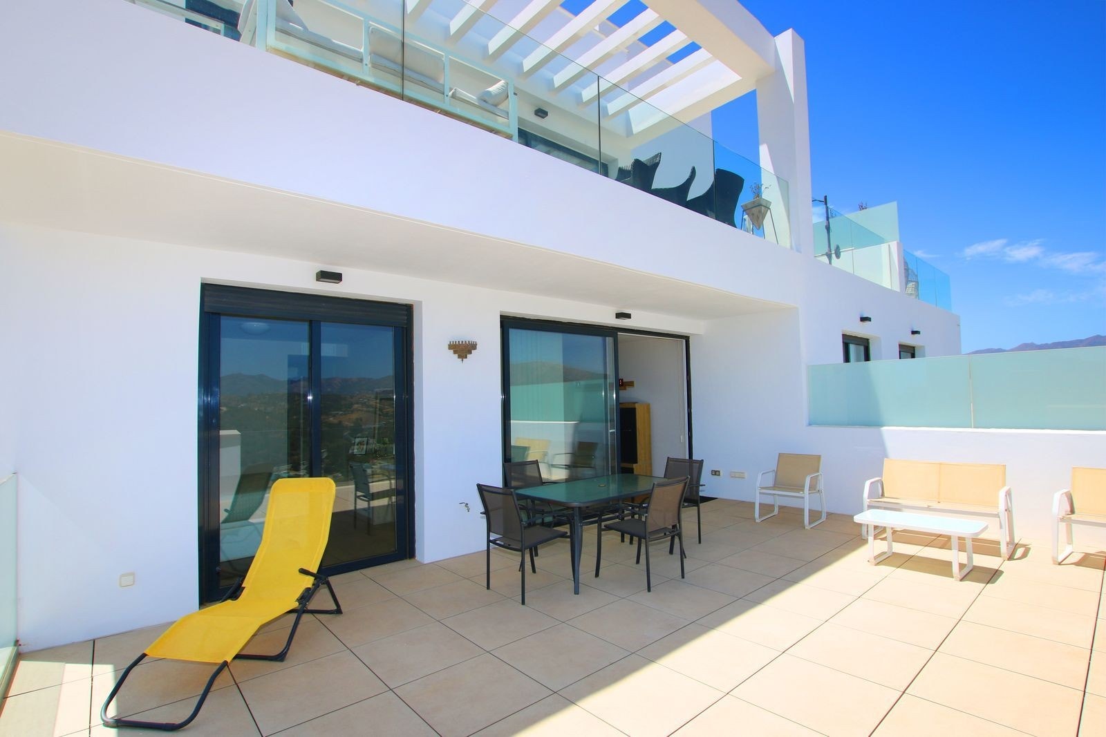 Utendørs oppholdsrom på terrassen, med plass til både grilling og avslapping. Galleribilde